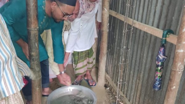 অসহায় একটি পরিবারকে ঘর নির্মাণ করে দিচ্ছে প্রবাসী স্বজনশ্রী ইসমাইল চক কমিউনিটি